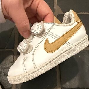 Nike Kids White and Gold Sneakers